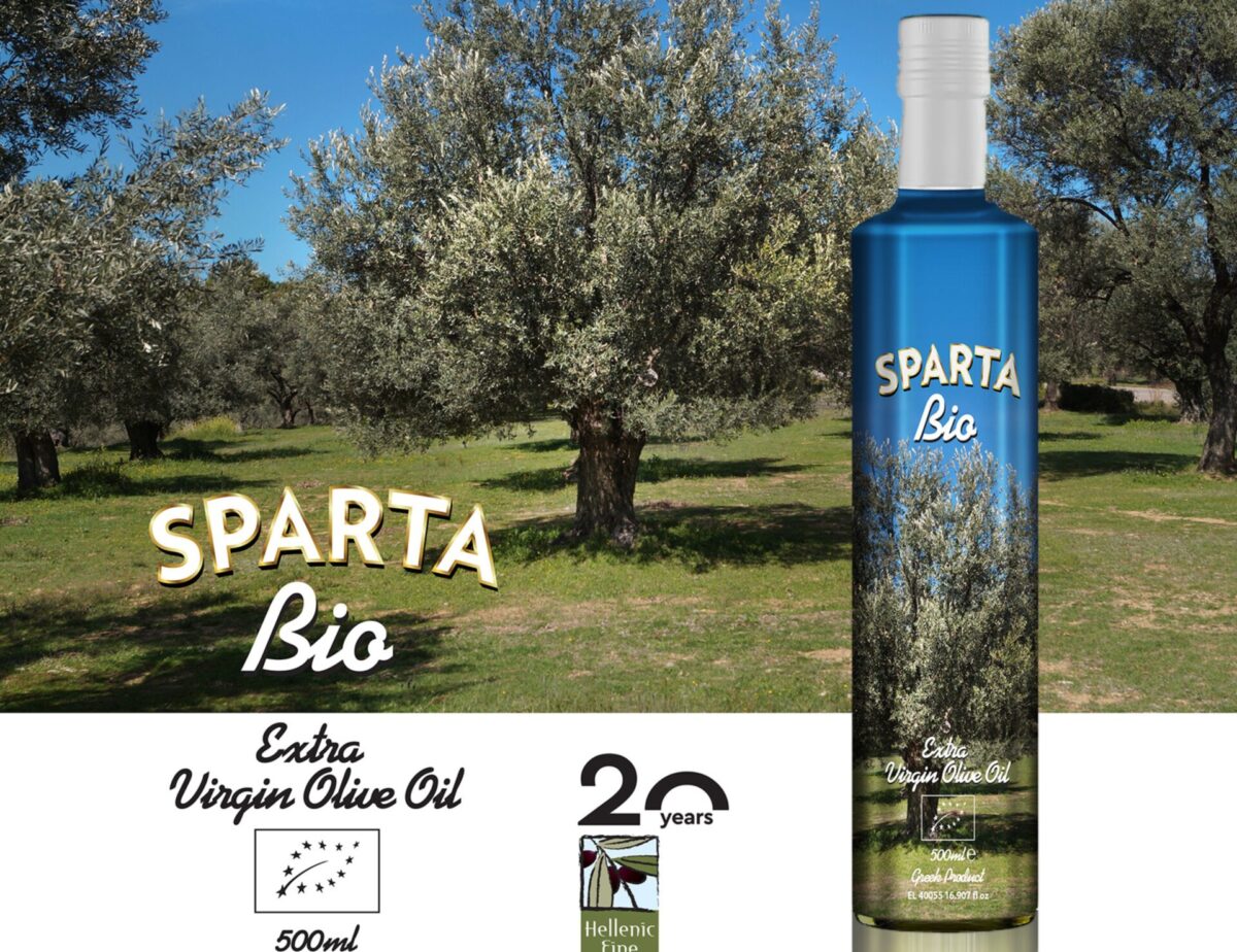 Stůl s jídlem a lahví Sparta BIO – olivový olej jako součást středomořské kuchyně