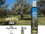 Stůl s jídlem a lahví Sparta BIO – olivový olej jako součást středomořské kuchyně