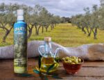 Lifestylové aranžmá olivového oleje Sparta BIO s olivami a dřevem